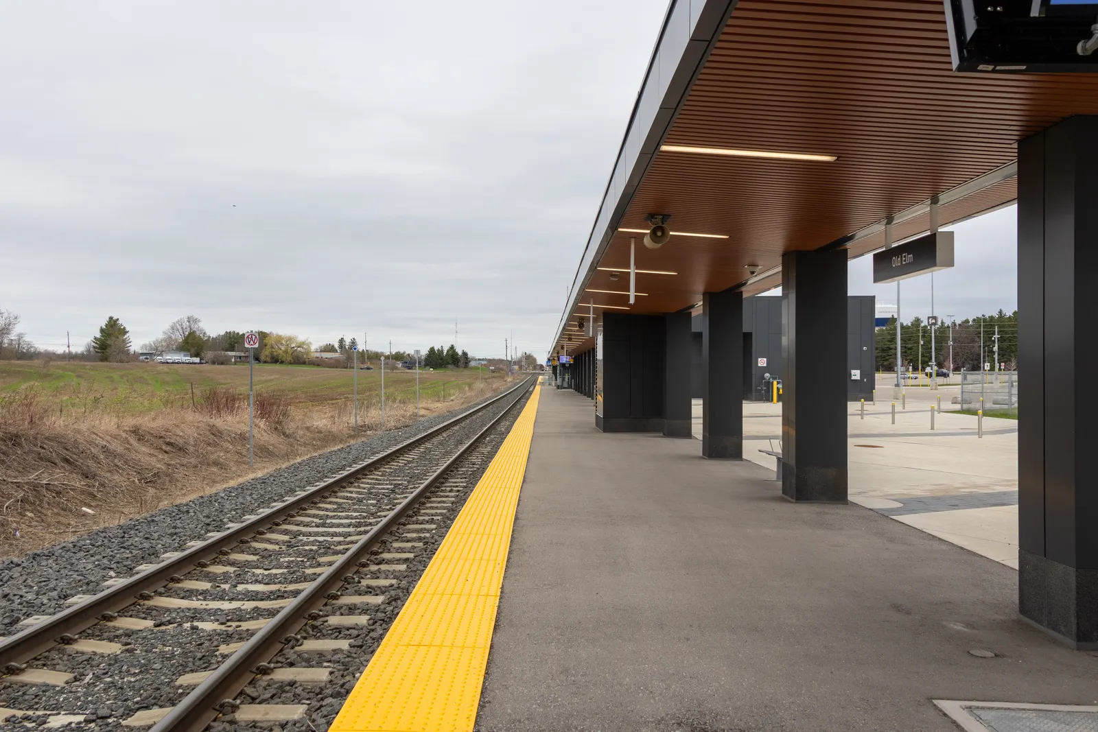 Platform at Old Elm GO station, the terminus of the Stouffville Line