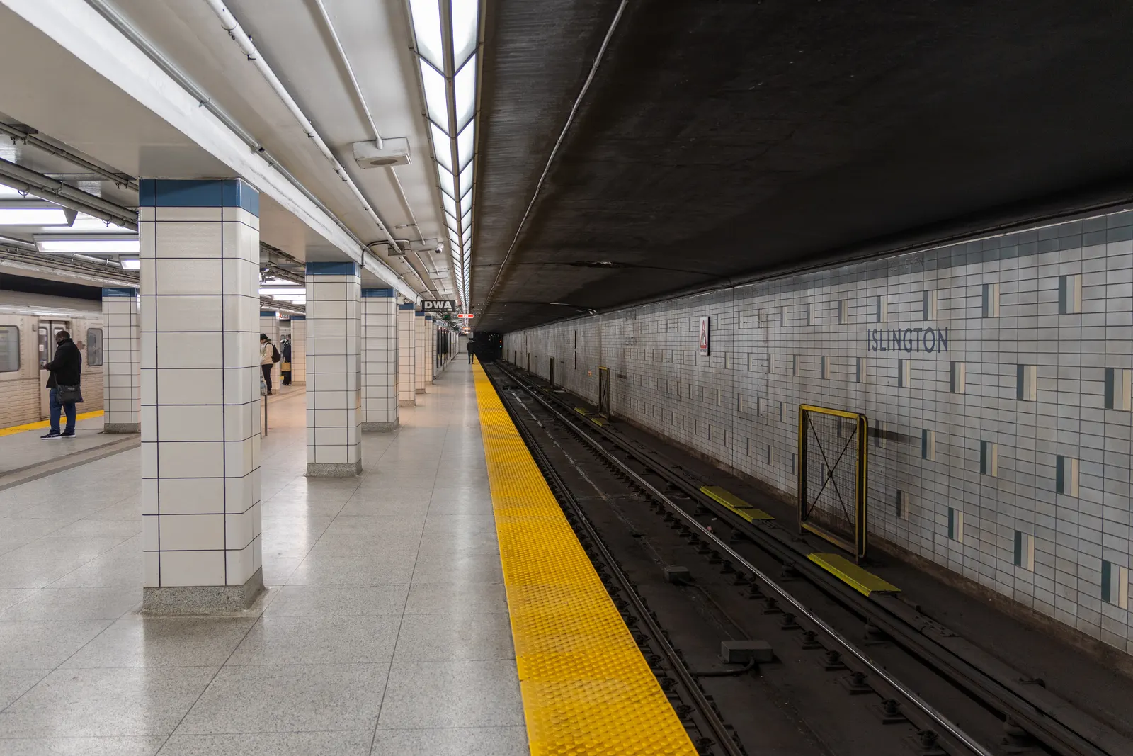 Platform at Islington station for westbound to Kipling