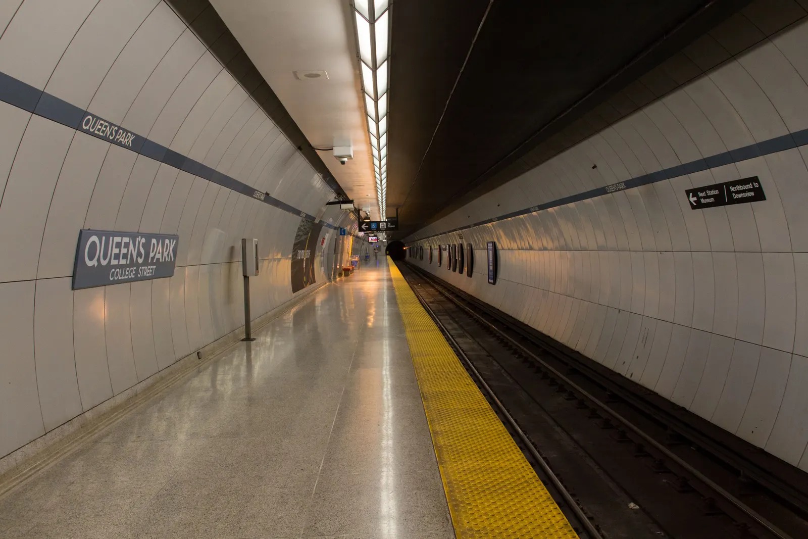 Queen's Park station platform