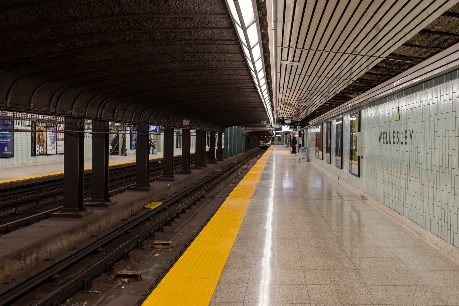 Line 1 platform at Wellesley station for northbound to Finch